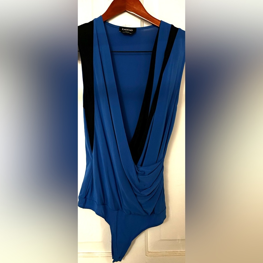 📚 BEBE v-neck bodysuit